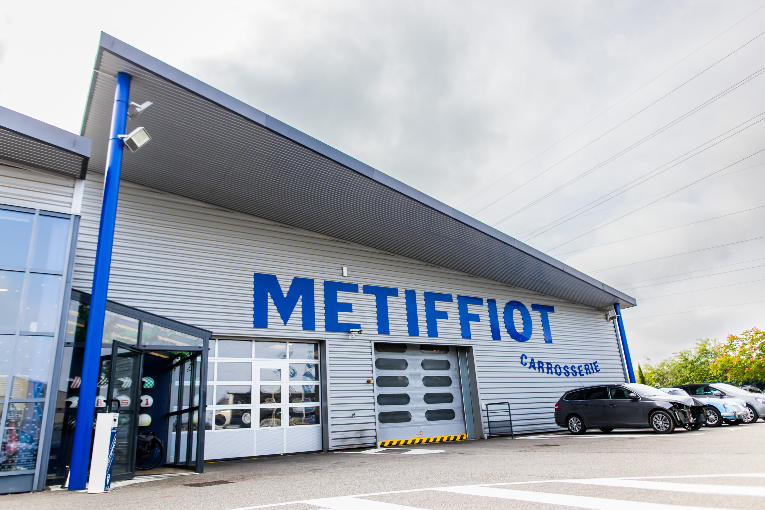 Façade de l'atelier de carrosserie Métiffiot à Valence